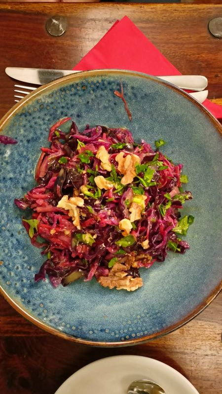 Auf einem Teller ist ein gemischter Salat drapiert.