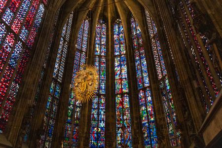 Chorraum des Aachener Doms von innen mit hohen, bunten Mosaik-Fenstern.