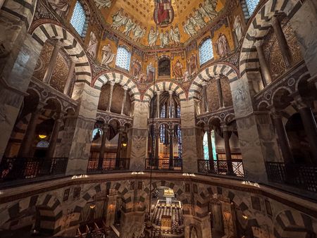 Innenbereich des Aachener Doms mit Blick nach oben in Richtung des Oktogons.