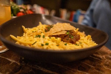 Teller mit Spätzle in einem Restaurant.