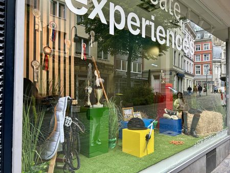 Blick auf Schaufenster mit Dekoration zum CHIO. 