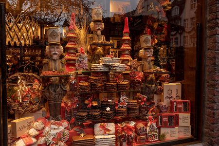 Schaufenster von Nobis mit verpackten Printen.