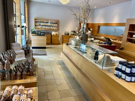 Innenraum eines Cafés mit Verkaufstheke und verschiedenen Warenregalen.