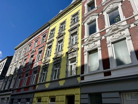 Bunte Häuserfassaden von hohen Reihenhäusern.